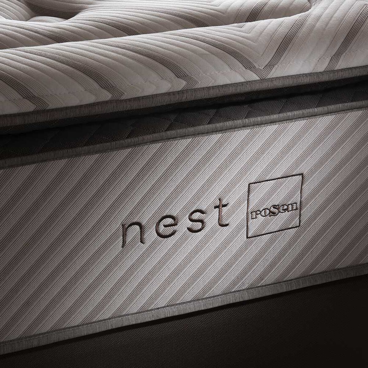 Cama Europea Rosen Base Dividida King Nest + Respaldo + 2 Veladores Issey Grafito